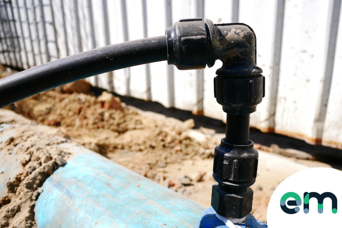Water pipe connection method of plastic pipe sealing rubber ring.